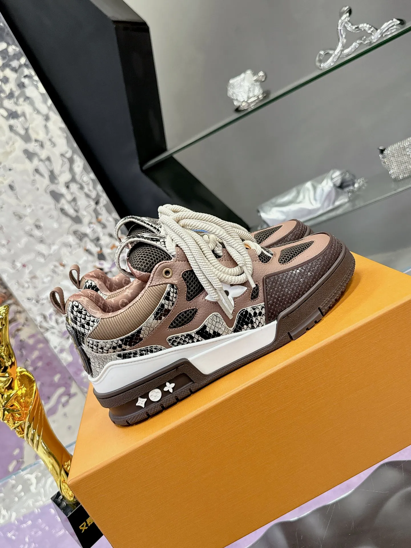Men's shoes 💰900❤️❤️❤️ 𝙇𝙑 Bread shoes have added new colors 💓 Craftsmanship series 𝟐𝟎𝟐5/𝐒𝐒 𝐧𝐞𝐰 Louis Vuitton catwalk skate shoes are popular, LOUIS VUITTON Trainer is undoubtedly one of the most successful Sneakers launched by luxury brands, but the pace of exploration will not stop. LOUISVUITTON will also bring a new series of skateboard shoes in the spring of 2025. The new series in the picture returns to the 90s Chunky Skate Shoes look and feel. The uppers are made of leather and mesh. The fat silhouette and thick shoelaces are very eye-catching. It is expected to have quite a few colors like the Trainer. Judging from the previous DIOR show skate shoes, this chunky style may be even stronger next year. 💎 Size: Female 35-40 Male 39-46